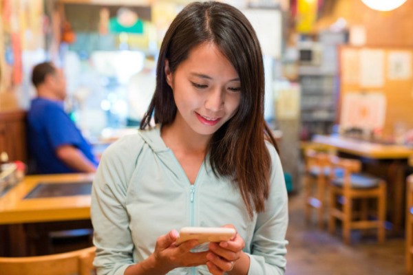 怎样通过qq群批量加微信好友？